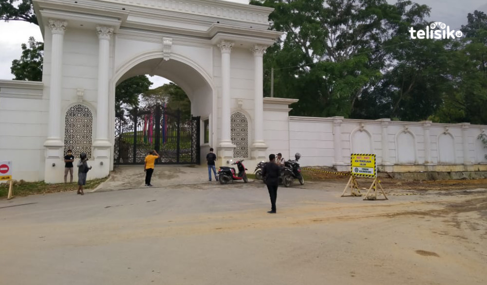 Sejumlah awak media yang tidak diizinkan masuk di pelataran Rujab Gubernur Sulawesi Tenggara oleh pihak Satpol PP, saat pelantikan Pj Bupati Muba Barat dan Pj Buton Selatan. Foto: Haidir Ali/Telisik