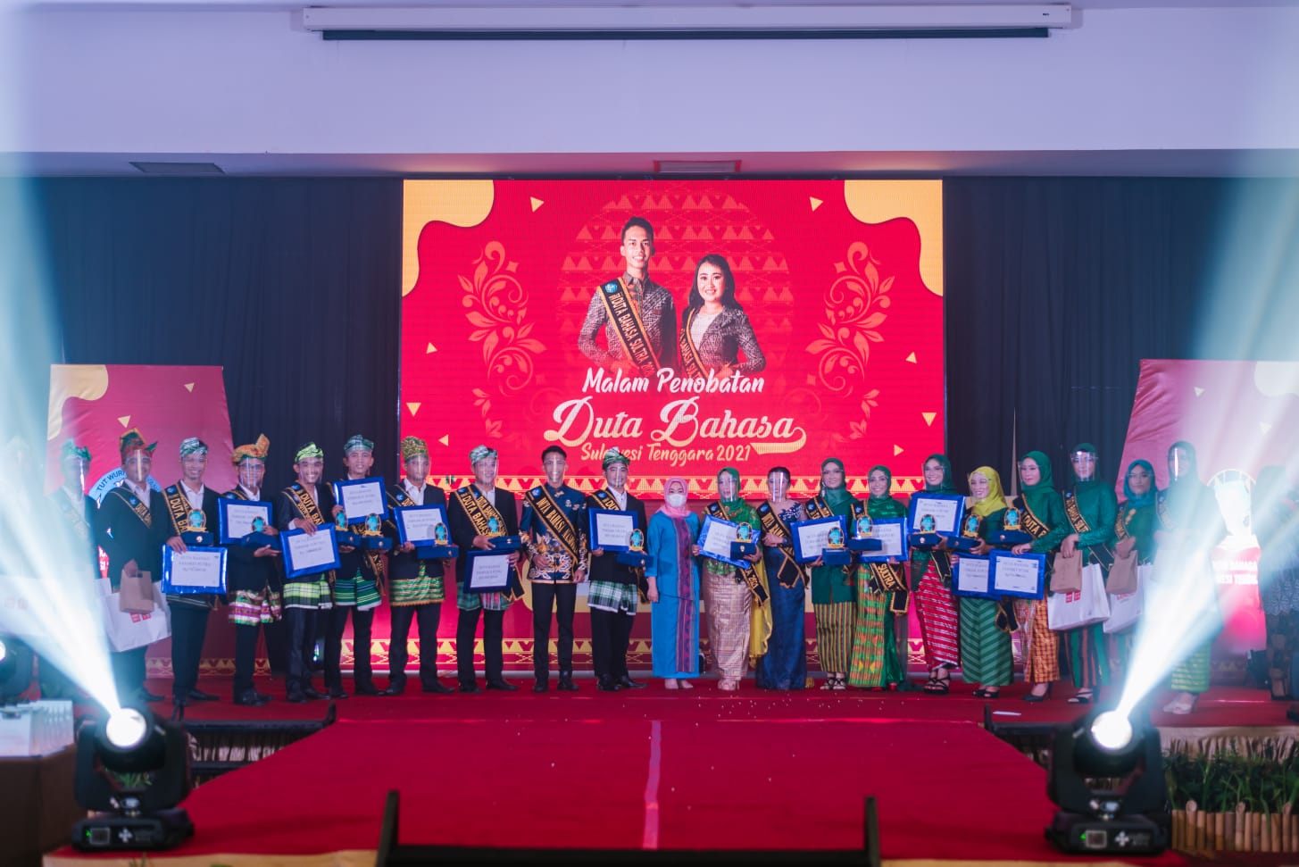 20 finaslis pemilihan Duta Bahasa Sultra tahun 2021 bersama Kepala Kantor Bahasa Sulawesi Tenggara, Hedawati. Foto: Dok. Duta bahasa Sultra