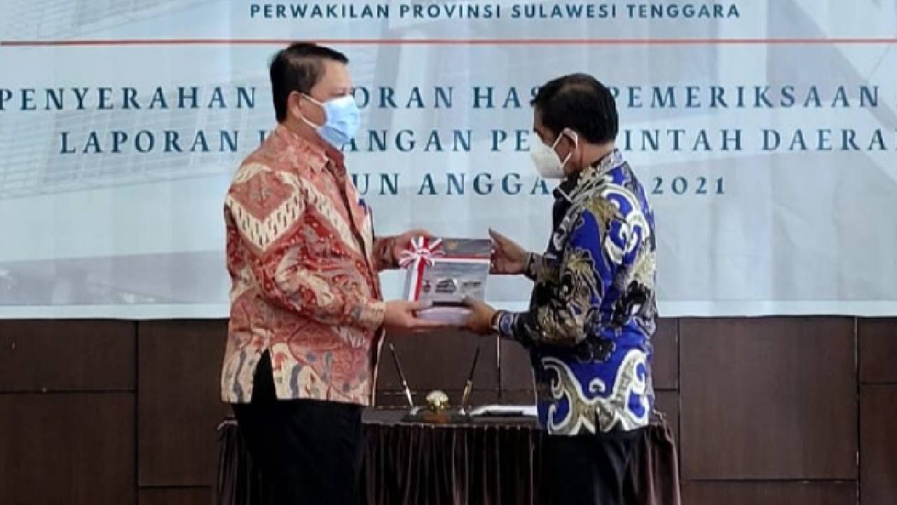 Bupati Kolaka Utara, Nur Rahman Umar, bersama Kepala BPK RI perwakilan Sulawesi Tenggara, Patrice Lumumba Sihombing, saat serah terima penghargaan Opini WTP untuk ke-8 kali berturut-turut. Foto: Diskominfo Kolaka Utara