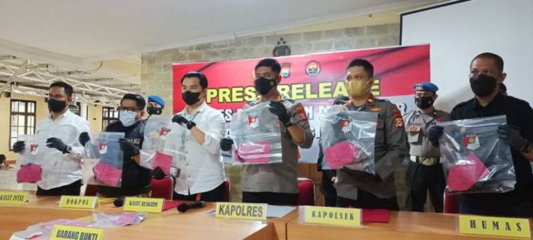 Kapolres Pelabuhan AKBP Yudhi bersama Kasat Reskrim Iptu Dani Prawira saat merilis kasus. Foto: Ist.