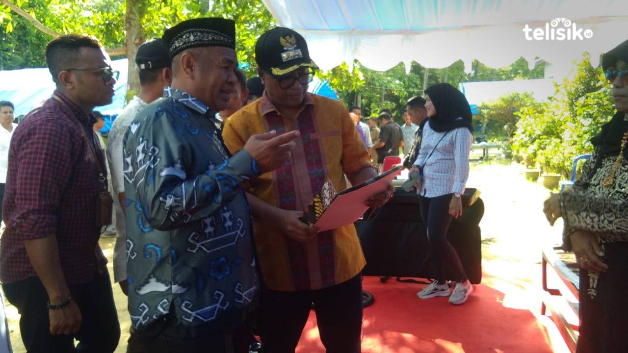 Pj Bupati Muna Barat, Bahri (berbaju) bersama Sekda Muna Barat. Ia berencana membangun masjid raya sebagai ikon daerah. Foto: Putri Wulandari/Telisik