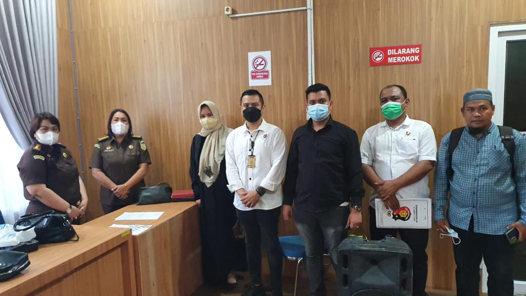 Penyidik ketika menyerahkan tersangka dokter penyuntik vaksin kosong kepada siswa SD di Medan. Foto: Humas Polda Sumatera Utara