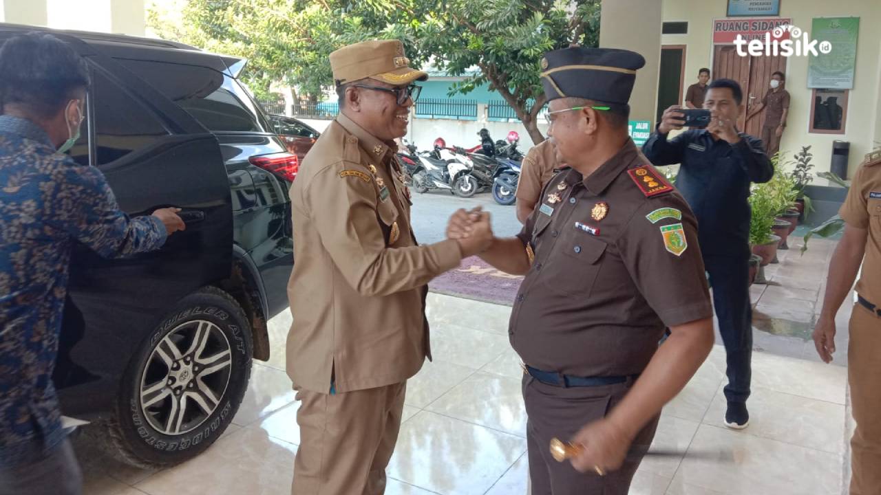 Pj Bupati Muna Barat, Bahri bersama Kajari Muna, Agustinus Baka Tangdililing. Foto : Sunaryo/Telisik