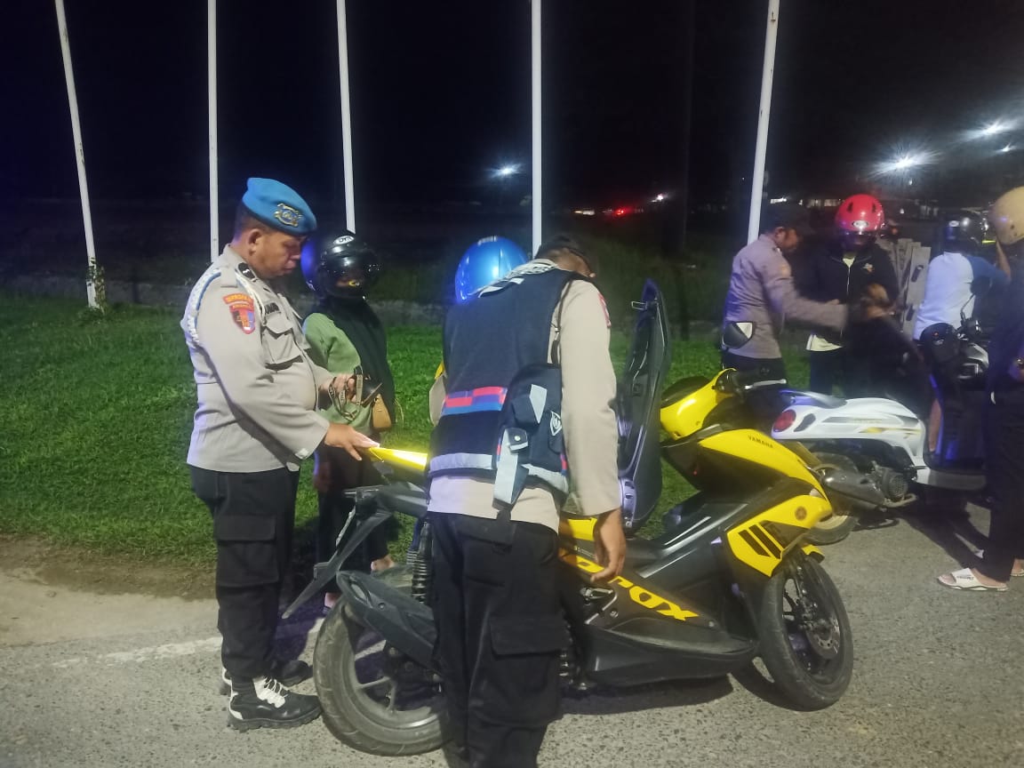 Polisi melakukan pemeriksaan terhadap para pengendara yang melintas di depan Citra Land. Foto: Ist.