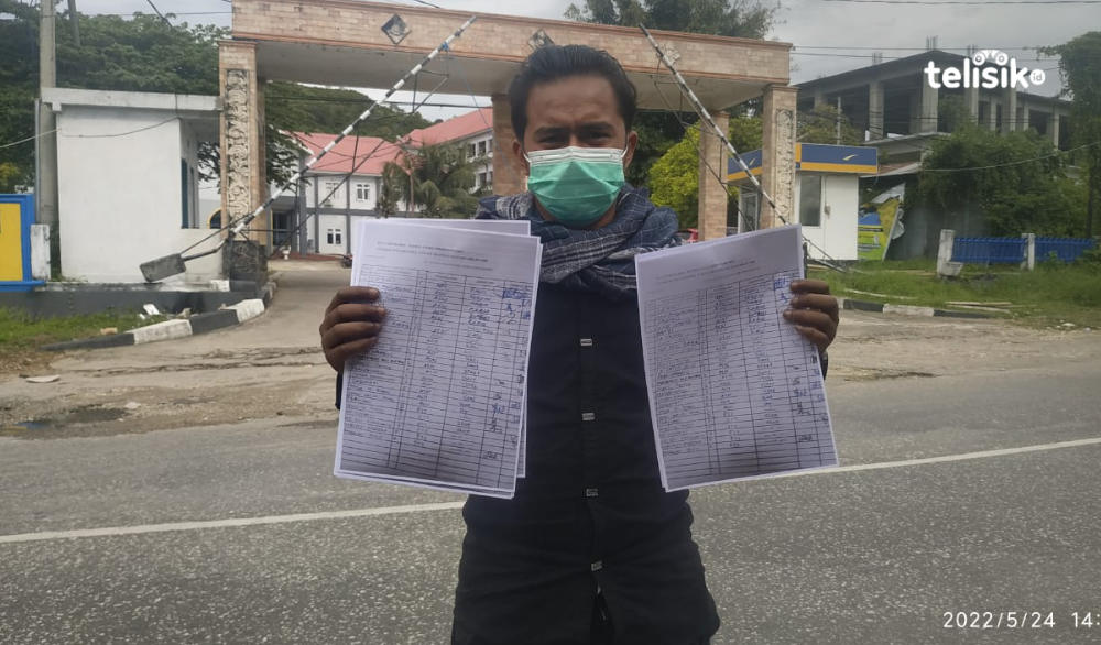 Sekjen BOM Kepton, La Ode Tazrufin membeberkan formulir petisi dukungan tanpa nama calon. Foto: Deni Djohan/Telisik