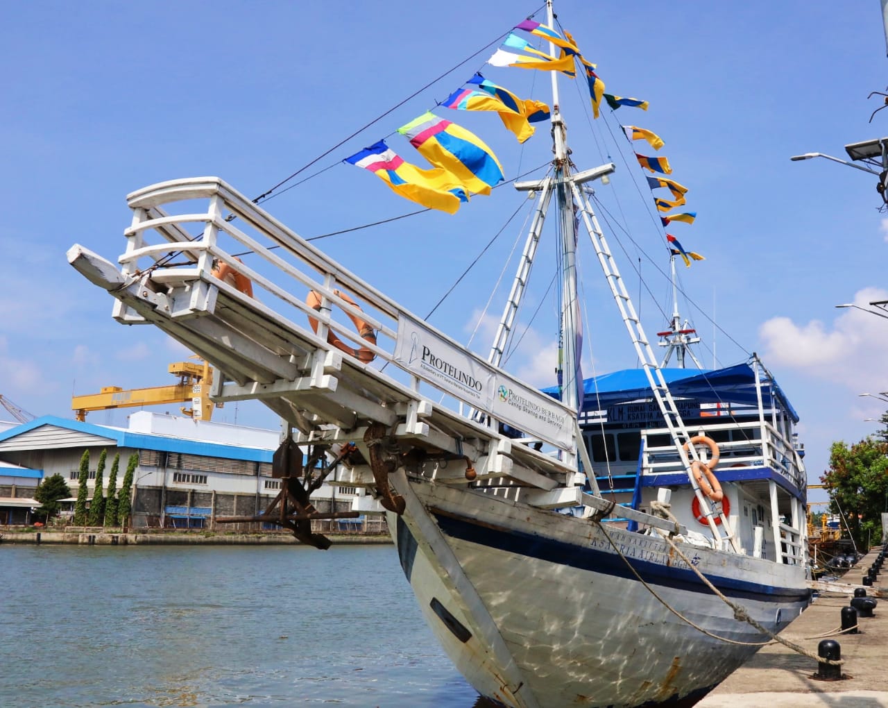 Rumah Sakit Terapung, layani masyarakat Kepulauan Madura. Foto: Ist.