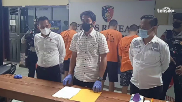 Kasat Reskrim Polres Takalar, Iptu Agus Purwanto saat melakukan rilis pengungkapan kasus pengeroyokan di Mapolres Takalar. Foto: Rezki Mas'ud/Telisik