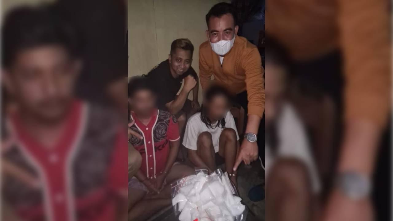 Kasat Narkoba Polresta Kendari, AKP Hamka dan dua tersangka beserta barang bukti. Foto: Ist.