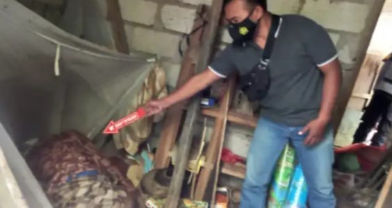 Jenazah Kakek bujang saat dievakuasi. Foto: Ist
