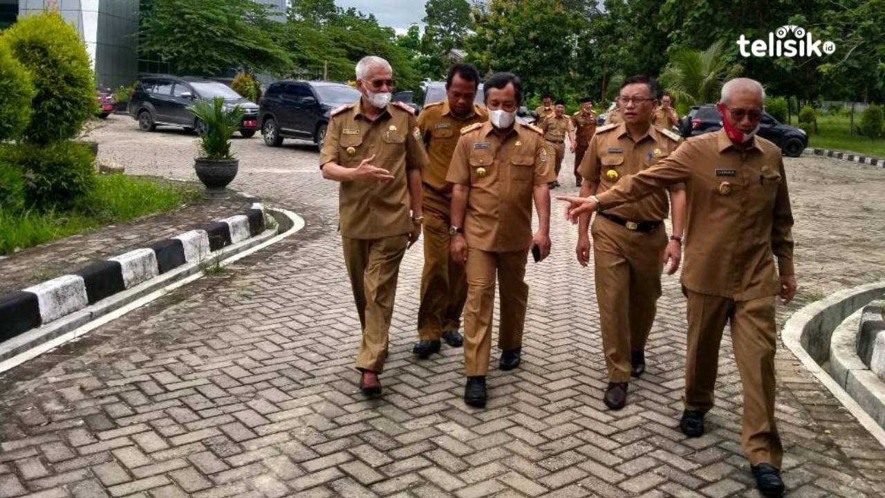 Suasana sidak oleh Wakil Gubernur Sulawesi Tenggara, Lukman Abunawas selaku pimpinan rombongan ke sejumlah OPD. Foto: Haidir Ali/Telisik