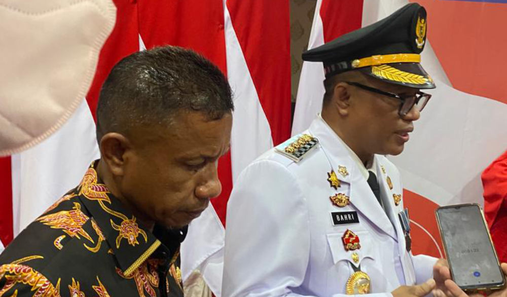 Kabag Protokoler dan Komunikasi Pimpinan Pemkab Muna Barat, Muhamad Fajar Fariki mendampingi Pj Bupati, Bahri. Foto : Ist.