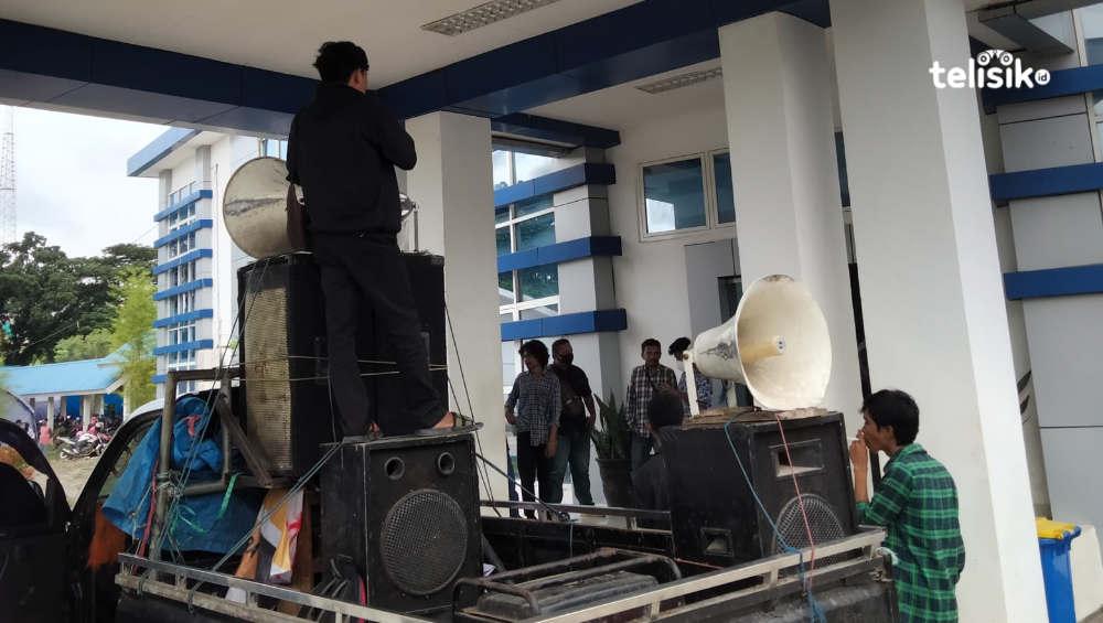 Alumni SMAN 1 Kontunaga melakukan aksi demonstrasi meminta pihak Dikbud usut tuntas kasus korupsi dana BOS di SMAN 1 Kontunaga. Foto: Muhammad Ilwanto/Telisik