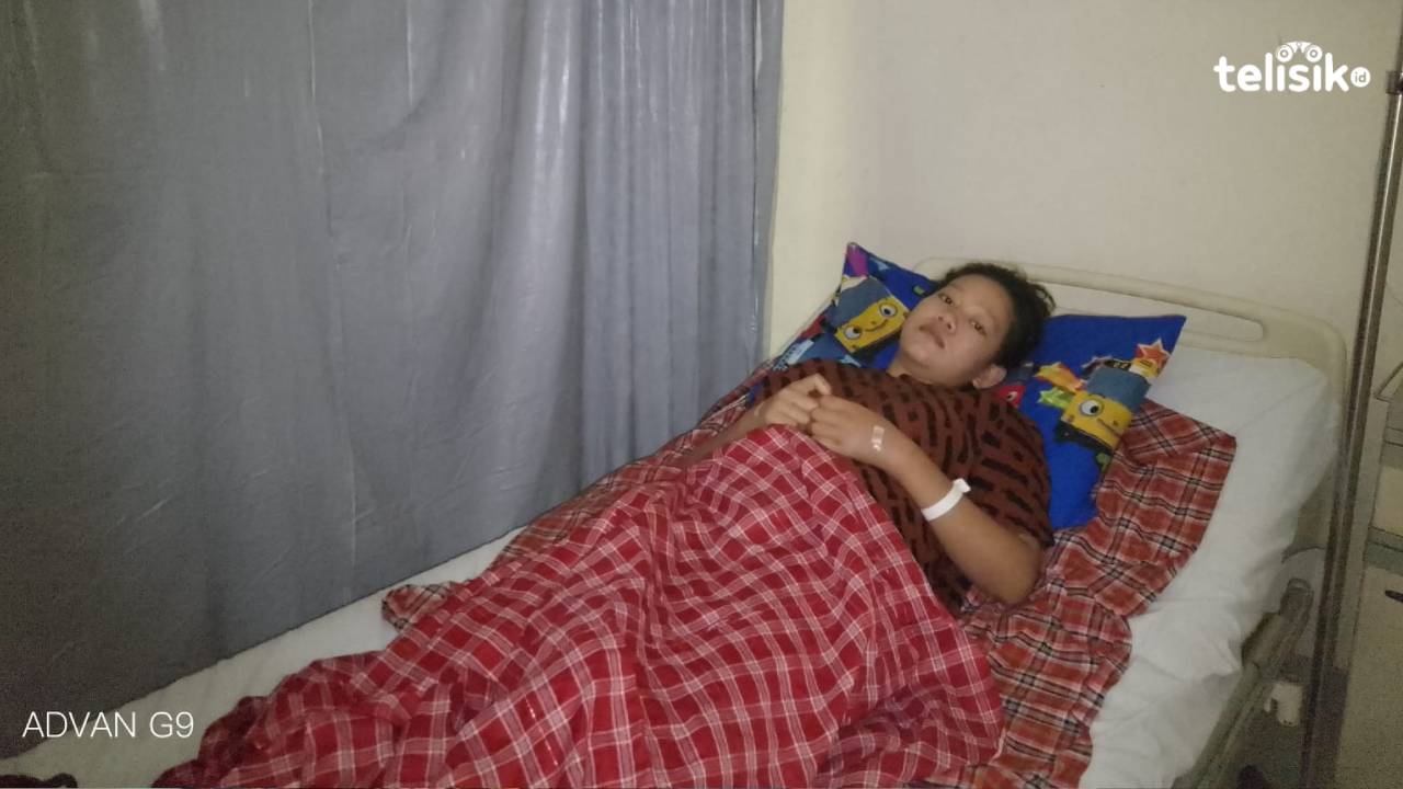 Ibu muda Asniaty (14 tahun) yang masih dalam kondisi lemah pasca operasi caecar. Foto: Nur Khumairah/Telisik