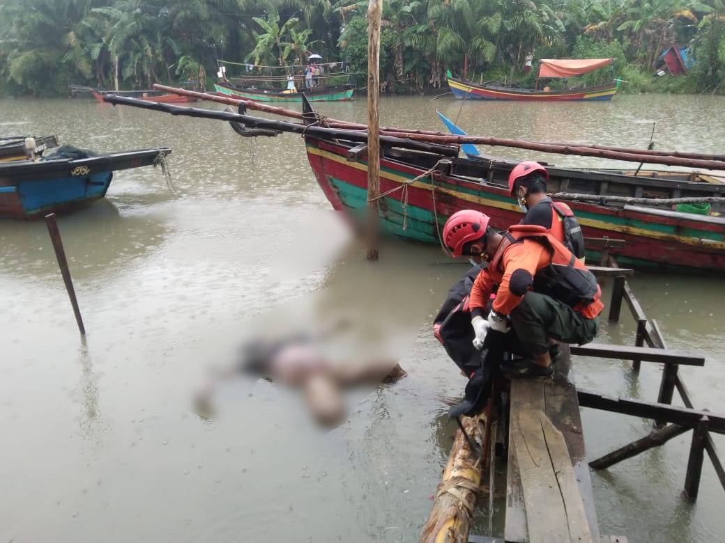 Korban ditemukan tewas mengapung di sungai Bagan Percut Sei Tuan setelah tiga hari dilakukan pencarian. Foto: Humas SAR Medan