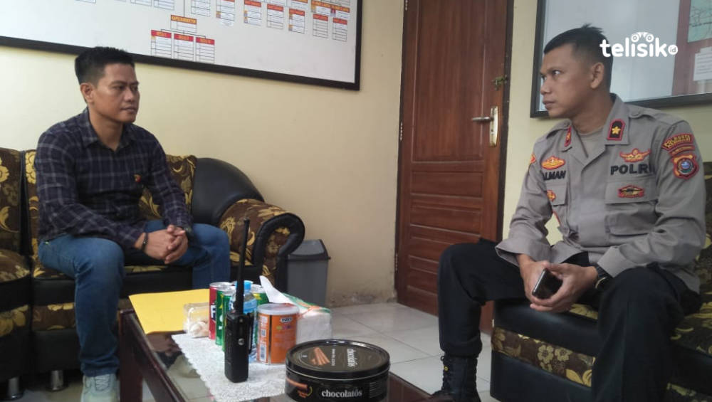 Kapolsek Mandonga, Kompol Muhammad Salman saat koordinasi dengan Kanit Reskrim kasus dua tersangka yang bermohon penangguhan. Foto: Thamrin Dalby/Telisik