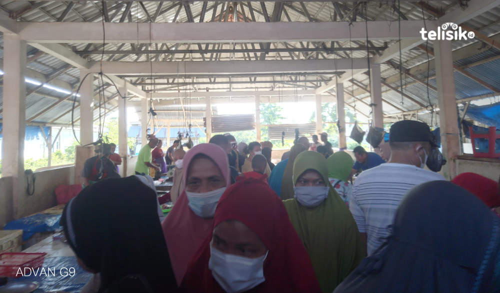 Pembeli yang memadati lapak penjual ikan basah di Pasar Ranomeeto. Foto:Nur Khumairah/Telisik