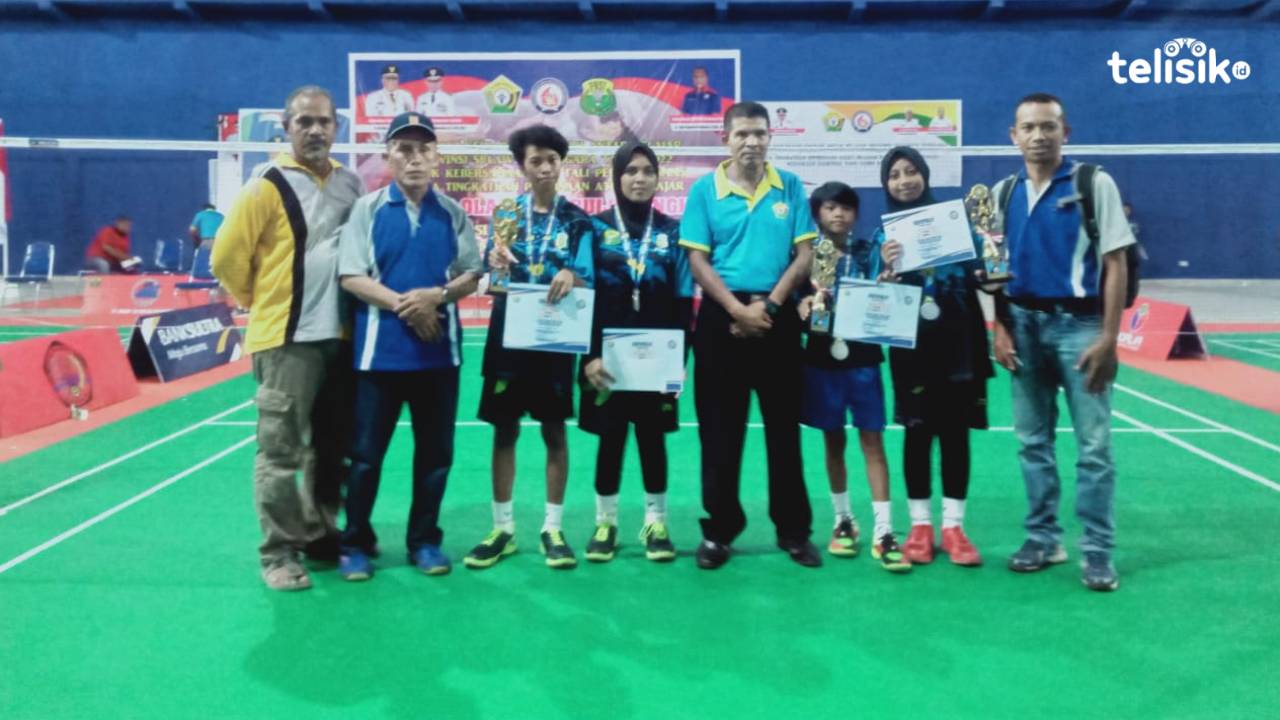 Pelatih dan para pemain tim putri bulutangkis Buton saat menerima hadiah atas keberhasilan menjadi runner up pada Kejurda Antar Pelajar se-Sulawesi Tenggara 2022. Foto: Muhammad Ilwanto/Telisik