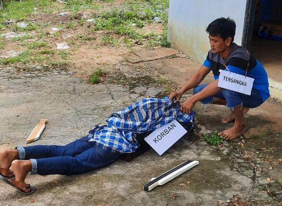Reka ulang kasus pembunuhan di Polres Bombana. Foto: Penyidik Polres Bombana