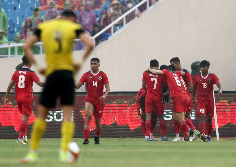 Skuad Timnas Indonesia U-23 saat menghadapi Malaysia dalam memperebutkan medali perunggu Cabor Sepakbola Putra SEA Games 2021. Foto: Repro okezone.com