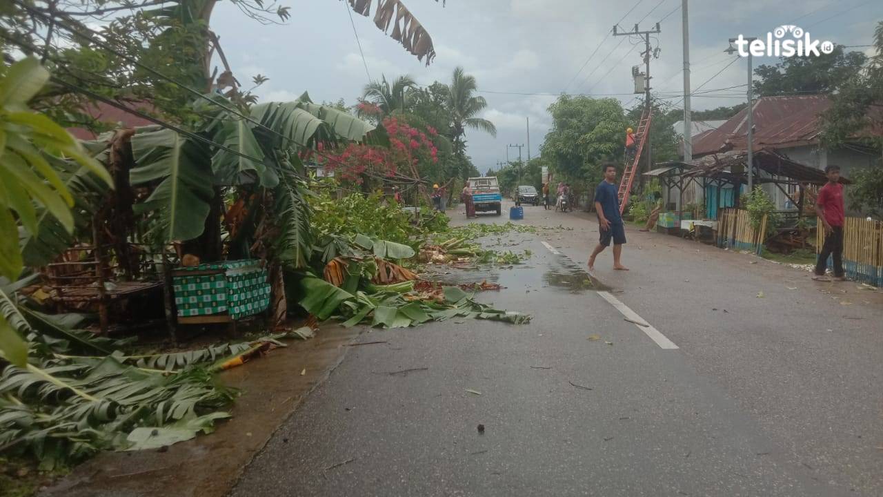 Nampak sejumlah warga di Desa Liya One Melangka, Kecamatan Wangi-Wangi Selatan, Kabupaten Wakatobi keluar rumah, akibat angin kencang disertai hujan. Foto: Mohamad Lukman Saputra/Telisik