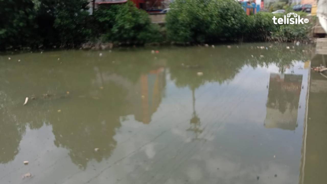 Suasana aliran air sungai Tapak Kuda yang keruh serta dipenuhi sampah. Foto: Ridho Syafarullah/Telisik