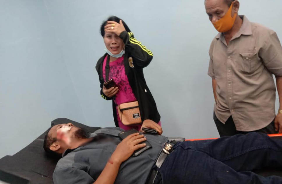 Korban yang juga wartawan ketika dirawat di rumah sakit usai dibacok OTK. Foto: Dokumen keluarga