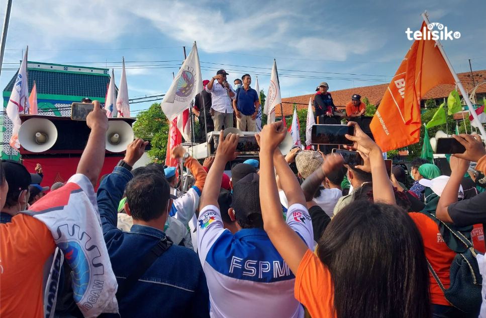 Aksi buruh di DPRD Jawa Timur menuntut revisi UMK tahun 2022, sahkan UMSK tahun 2024 dan mendesak Pemprov Jatim alokasikan anggaran untuk jaminan sosial. Foto: Try Wahyudi/Telisik