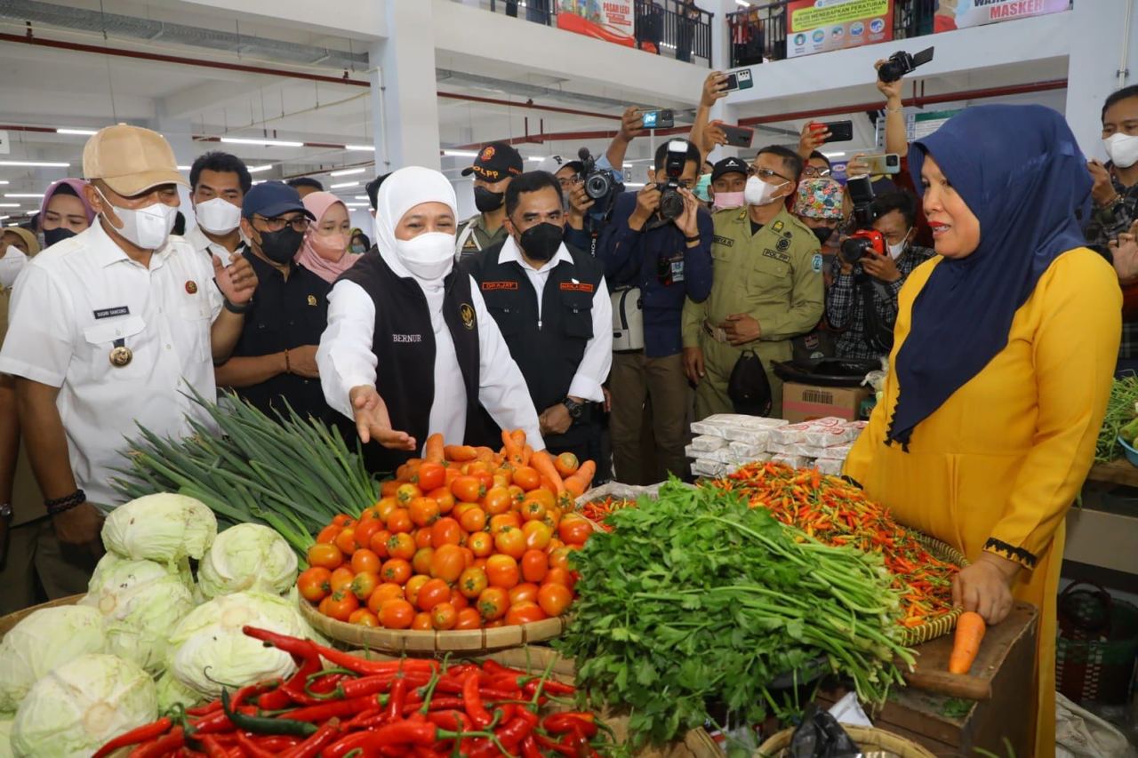 Gubernur Jawa Timur Khofifah Indar Parawansa saat meninjau harga pasar. Foto: Ist.