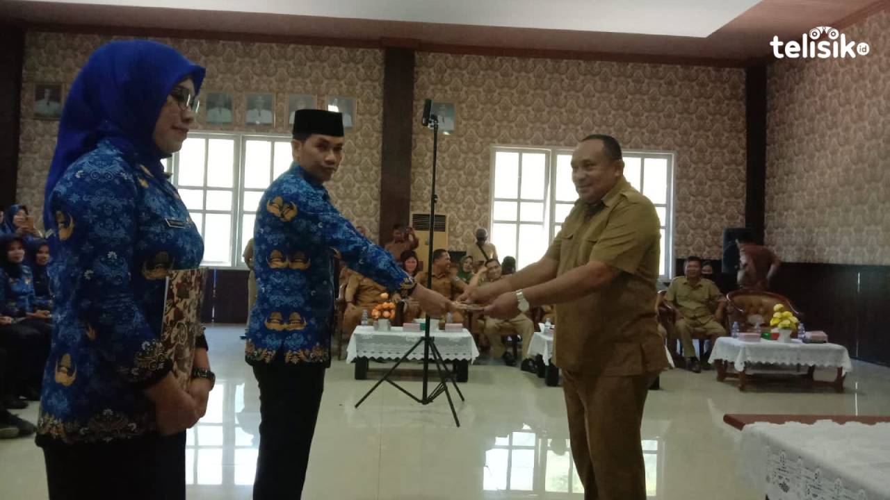 Kepala BKPSDM Muna, La Ode Ena menyerahkan SK PPPK. Foto : Sunaryo/Telisik