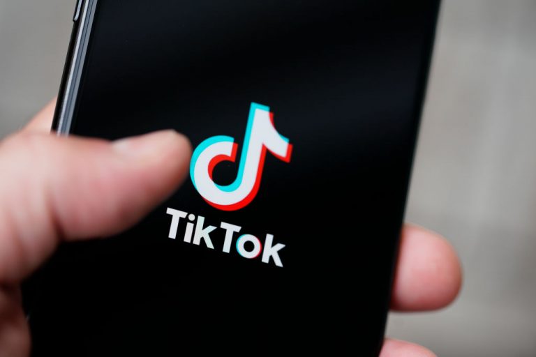 Ada beberapa negara yang melarang warganya menggunakan aplikasi TikTok. Foto: Repro vocasia.id