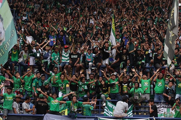 Suporter Persib Bandung saat pertandingan Persib Bandung vs Persebaya Surabaya pada lanjutan Piala Presiden. Foto: Repro Kompas.com