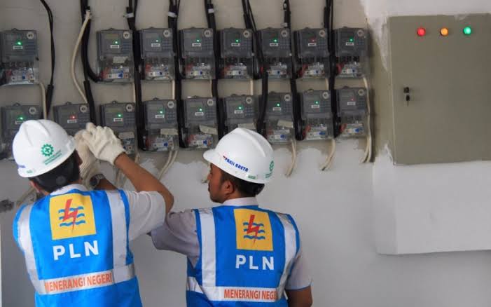Petugas PLN melakukan pemeriksaan listrik. Foto: Repro PLN