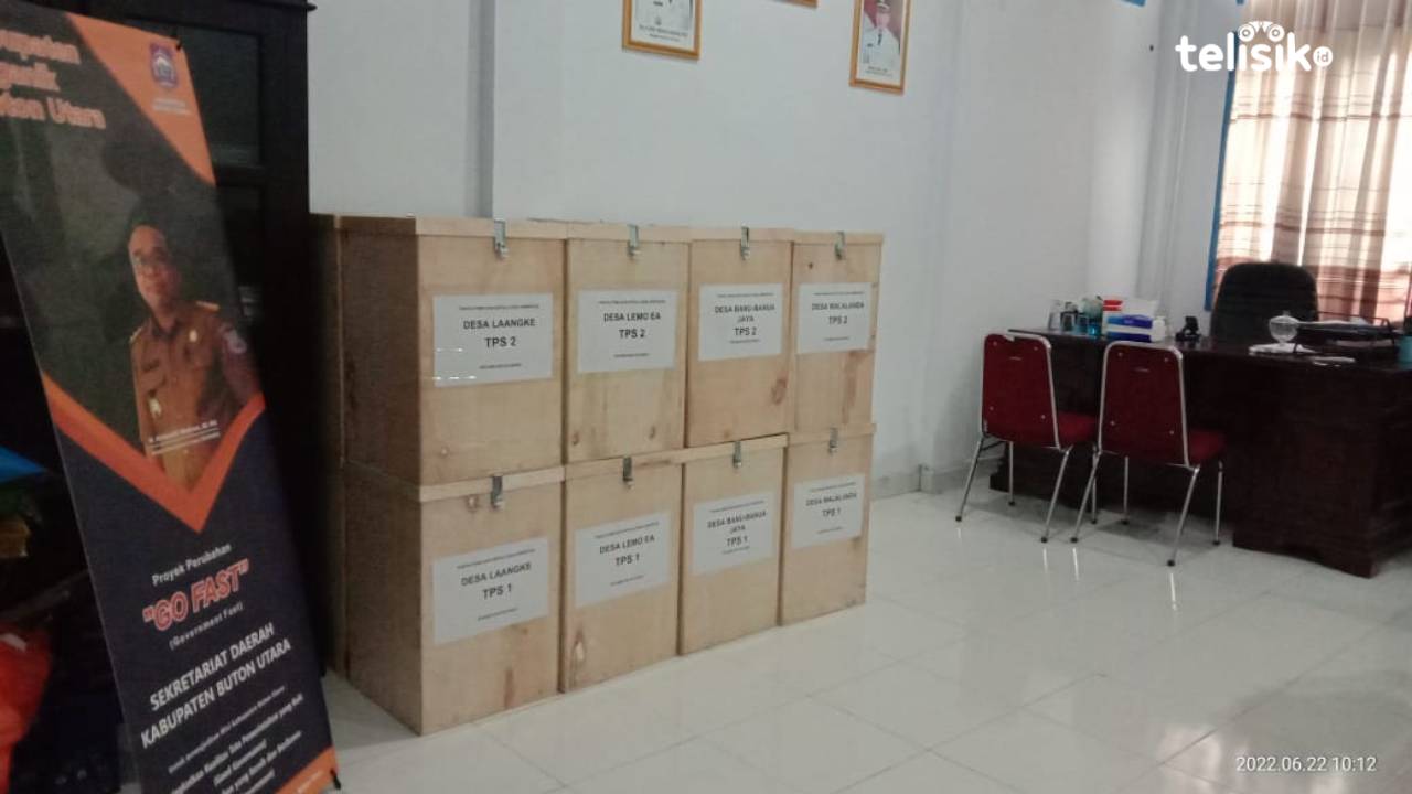 78 kotak suara pemilihan kepala desa serentak di Kabupaten Buton Utara diamankan di ruangan Kepala Dinas Pemberdayaan Masyarakat dan Desa. Foto: Aris/Telisik