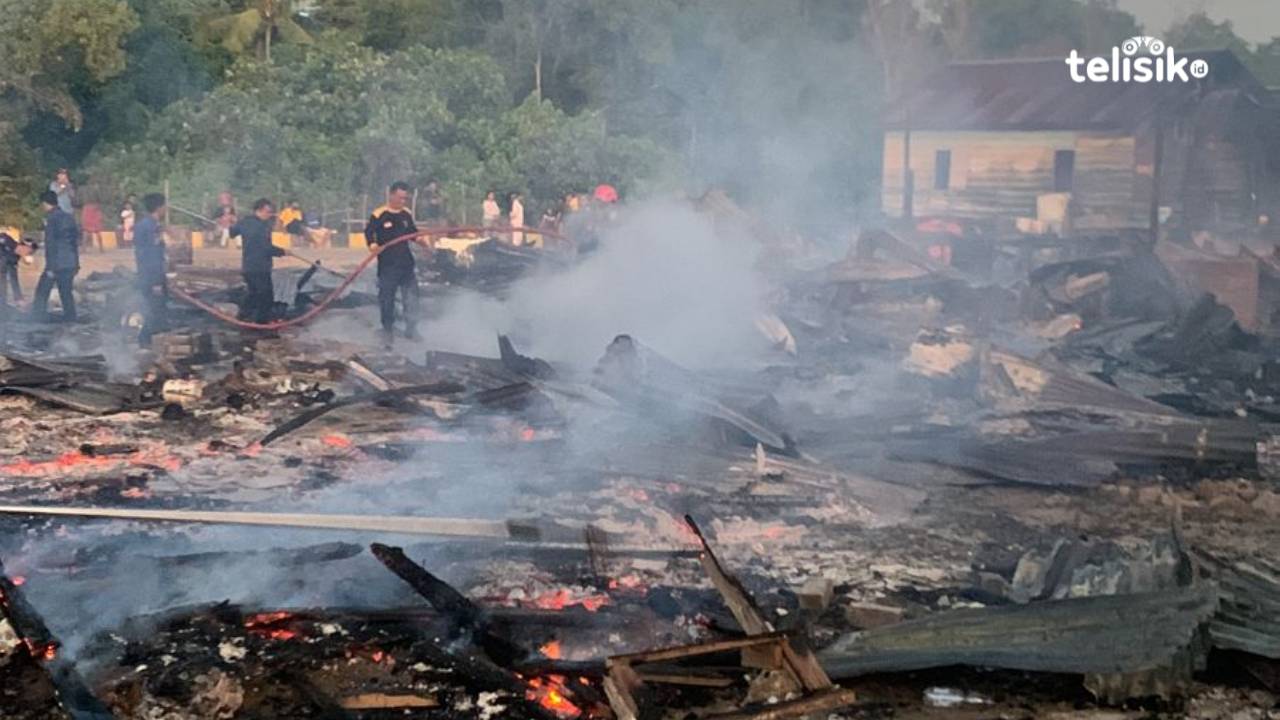 Kondisi rumah warga RT 12/RW 03, Kelurahan Bungkutoko, Kecamatan Nambo, Kota Kendari yang telah hangus dilahap api. Foto: Haidir Ali/Telisik