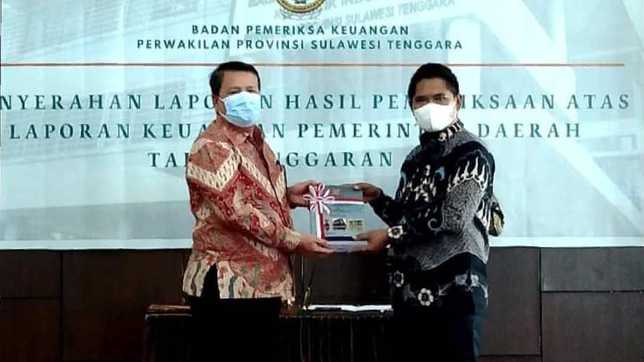 Wakil Ketua II DPRD Kolaka Utara, Agusdin, saat menerima LHP dari BPK RI perwakilan Sulawesi Tenggara. Foto: Ist