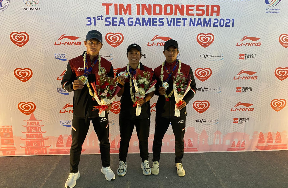 Sofianto (kiri), Dayumin (tengah), dan Muh. Burhan (kanan) saat berfoto bersama di Sea Games 2022 pada Mei lalu. Foto: Ist