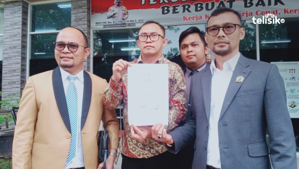 Irwansyah Putra (tengah) didampingi tim pengacaranya seusai membuat laporan di Mapolda Sumatera Utara, di Medan, Selasa (26/6/2022). Reza Fahlefy/Telisik