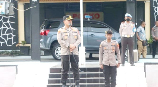 Kapolres Ende, AKBP Andre Librian saat memberikan imbauan untuk menjaga ketertiban kamtibmas dan menindak segala aksi curanmor, jambret hingga begal di halaman Mapolres Ende. Foto: Ist.