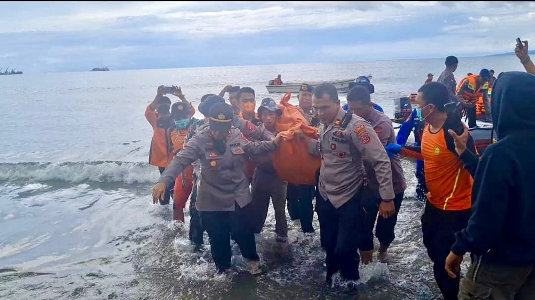 Tim Basarnas Kota Kendari saat mengevakuasi Aisyah (11), korban yang tenggelam di Pantai Batu Gong, Senin (27/6/2022). Foto: Ist.