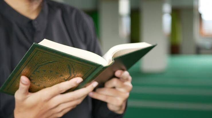 Ilham (23) sempat menjalani dua agama sekaligus sebelum menemukan hidayah dalam Islam. Foto: Repro Suara.com