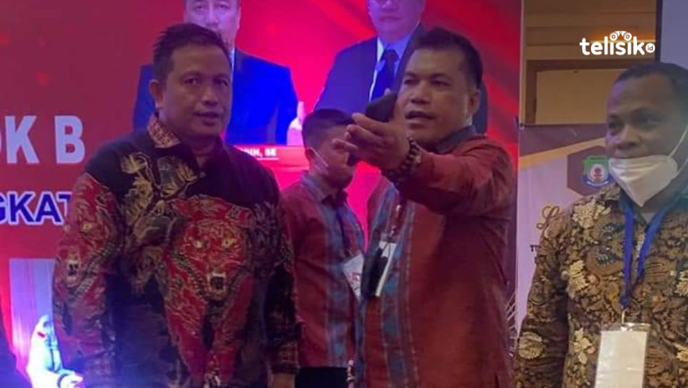 Sekretaris BKPSDM Muna, LM Syahrullah bersama Bupati, LM Rusman Emba. Foto: Sunaryo/Telisik