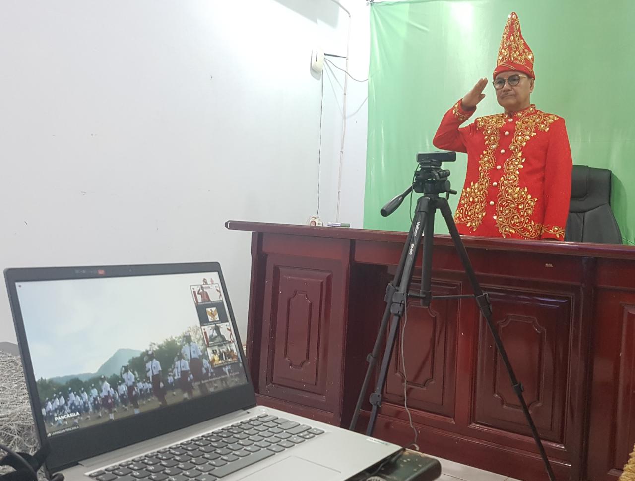 Bupati Konawe Selatan Surunuddin Dangga, mengikuti upacara hari lahir Pancasila secara virtual. Foto: Ist.