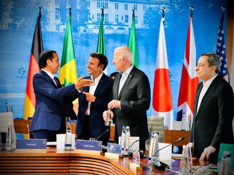 Presiden Jokowi ketika berbincang dengan petinggi negara KTT G7 sesi working lunch dengan topik perubahan iklim, energi, dan kesehatan, di Elmau, Jerman, Senin (27/6/2022). Foto: Setpres