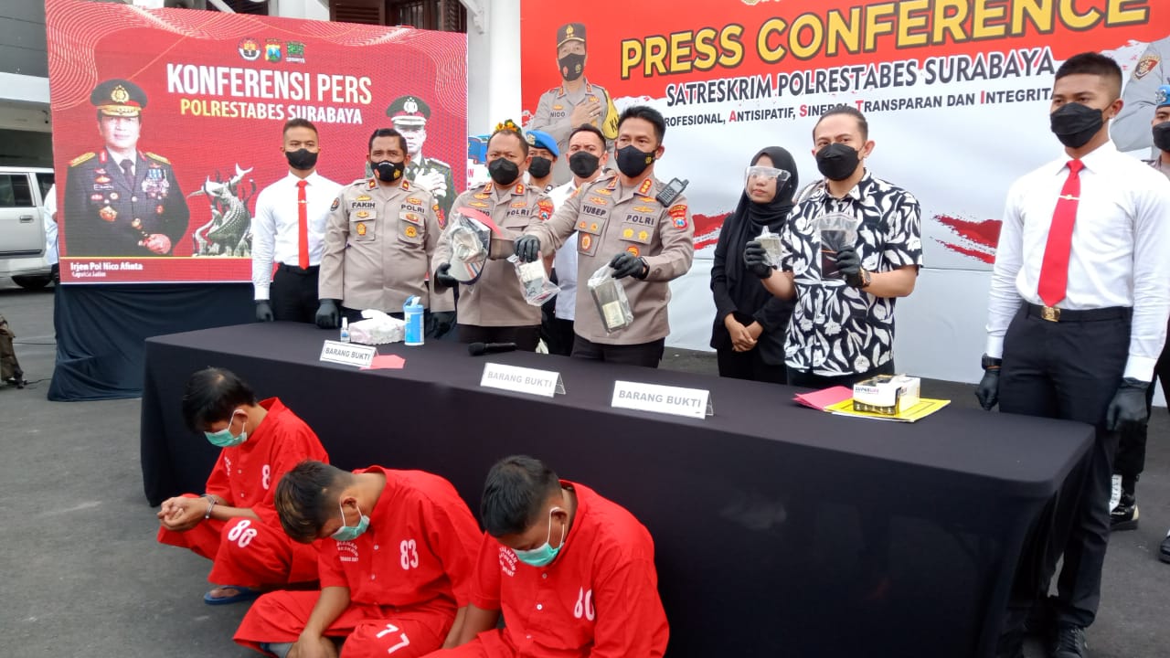 Kapolrestabes Surabaya Kombes Pol Yusep Gunawan saat memberi keterangan terkait tiga pelaku curat di Surabaya. Foto: Ist