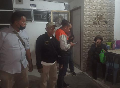 Polisi melakukan olah tempat kejadian perkara di kediaman pendeta yang ditembak orang tak dikenal. Foto: Ist