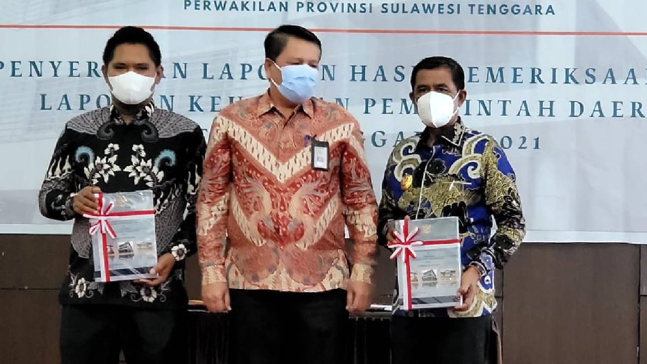 Kepala BPK RI Perwakilan Sulawesi Tenggara, Patrice Lumumba Sihombing, SE., MM, Ak,Ca bersama Bupati Kolaka Utara, Drs. H. Nur Rahman Umar, MH dan Wakil Ketua II DPRD Kolaka Utara, Agusdin, S.Kom saat penyerahan Opini WTP ke-8. Foto: Diskominfo Kolaka Uta