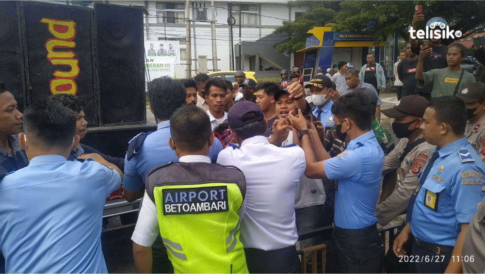 Unjuk rasa terkait guyonan bom mantan Bupati Buton Selatan La Ode Arusani di depan pintu Bandara Betoambari Kota Baubau berlangsung ricuh, Senin (27/6/2022). Foto: Dheny/Telisik