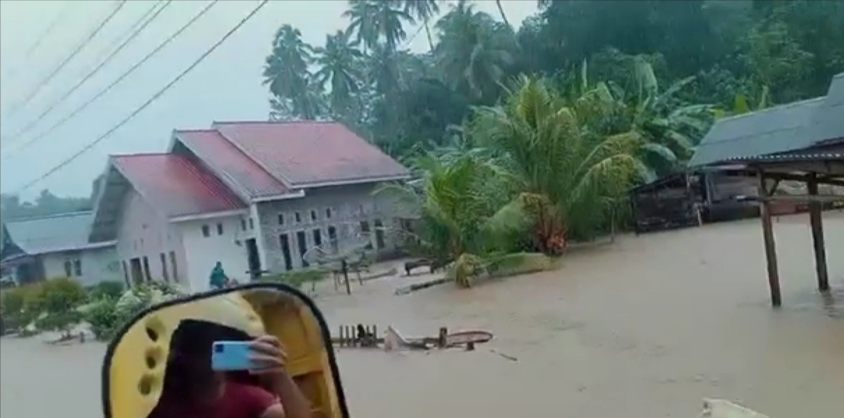 Banjir melanda Desa Togomangura, Kecamatan Lasalimu, Kabupaten Buton,  Sabtu (18/6/2022). Sementara kerugian diperkirakan mencapai ratusan juta. Foto: tangkapan layar