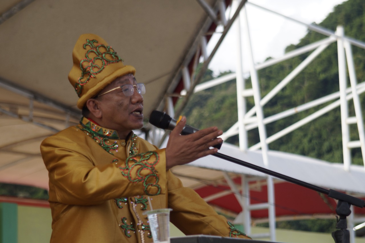 Dewan Pembina DP HIPTI Sulawesi Tenggara, DPD LAT Kabupaten Kolaka Utara, PD HIPTI Kolaka Utara, dan Tamalaki Patowonua, Anton, SH menyampaikan sambutan dalam kegiatan pengukuhan tiga lembaga di Kolaka Utara. Foto: Ist.