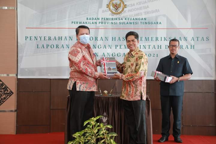 Bupati Buton ketika menerima penghargaan dari BPK Foto: Ist.
